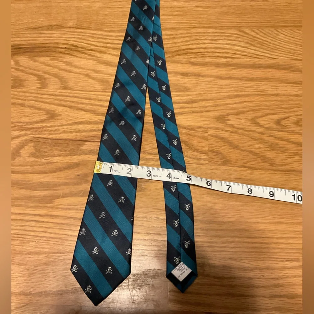 Striped Tie with Skulls and Crossbones on it. Great for Teen, Young Adult.